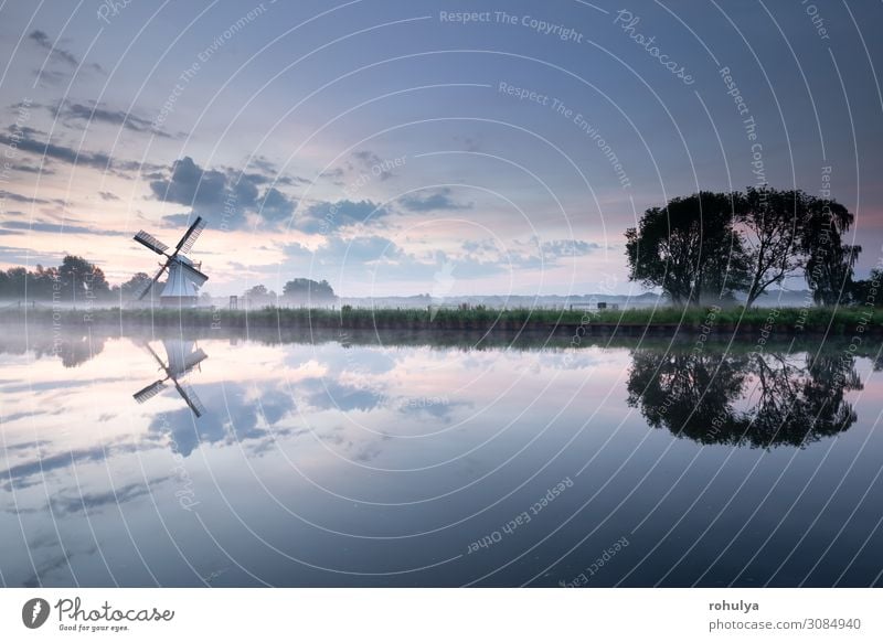 weiße Windmühle am Fluss mit Himmelsspiegelung schön Ferien & Urlaub & Reisen Sommer Kultur Natur Landschaft Wolken Horizont Nebel Gras Flussufer See Gebäude