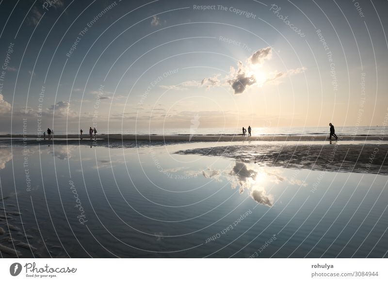 Menschensilhouetten am Meeressandstrand bei Sonnenschein Ferien & Urlaub & Reisen Tourismus Sommer Strand Natur Landschaft Himmel Horizont Schönes Wetter Küste