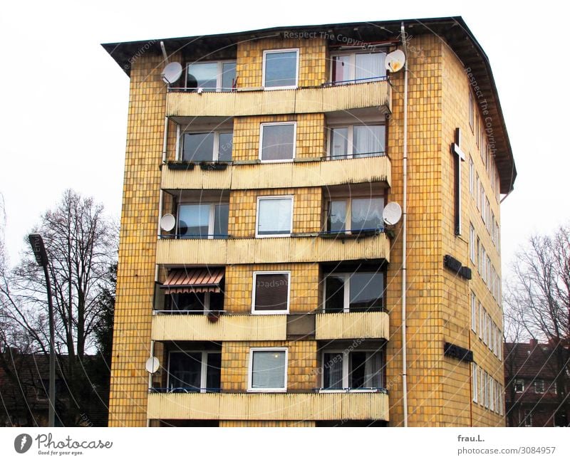 Haus Häusliches Leben Wohnung Hochhaus Architektur Balkon alt dreckig hässlich kaputt gelb Traurigkeit Trauer Gier Christliches Kreuz Beerdigung schäbig Armut