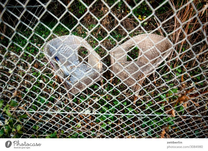 Zwei alte Sessel Gartenmöbel Korbstuhl Möbel paarweise Sitzgelegenheit Stuhl 2 Zaun Maschendraht Maschendrahtzaun Nachbar Grundstück Grenze Müll Sperrmüll