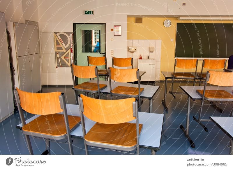 Klassenraum Bildung Detailaufnahme Licht Menschenleer Schule Schulgebäude Stadt Textfreiraum Raum Innenarchitektur Berufsausbildung Tafel Tisch Stuhl Möbel