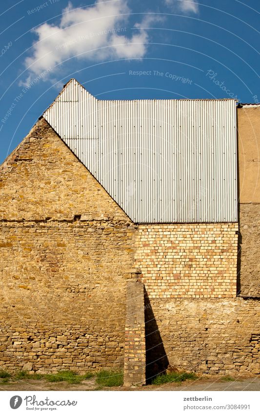 Giebel mit Wolke aschersleben Detailaufnahme Haus historisch Kleinstadt Licht Traurigkeit Menschenleer Mittelalter Sachsen-Anhalt Sommer Stadt Textfreiraum