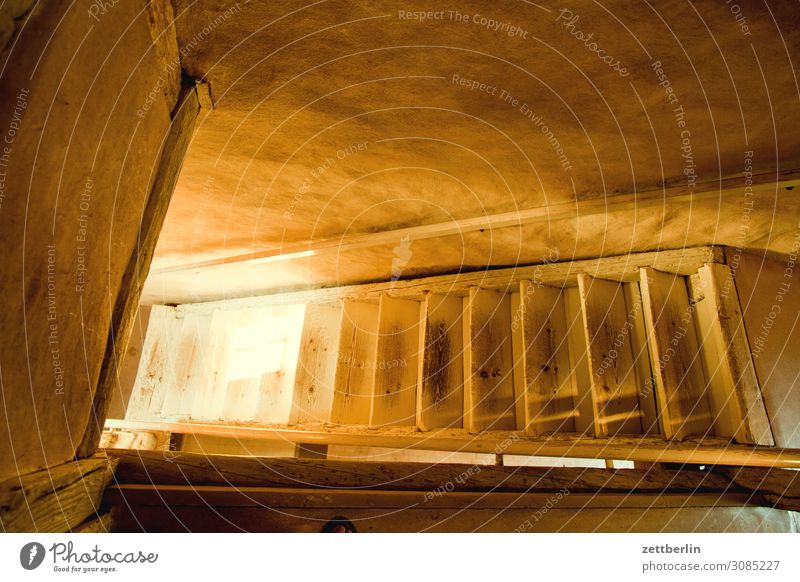 Morgensonne auf der Holztreppe Detailaufnahme Haus historisch Kleinstadt Licht Sonne Sonnenlicht Sonnenstrahlen Traurigkeit Menschenleer Mittelalter Sommer