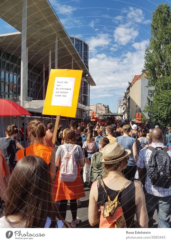 Demonstration in Berlin bei Sonnenschein Menschen Zivilgesellschaft Demonstrationsrecht Zivilcourage Engagement Demokratie Schwimmweste Menschenrechte