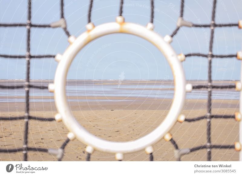 Blick auf die Nordsee durch die Torwand am Strand von Borkum Umwelt Natur Sand Wasser Himmel Wolkenloser Himmel Horizont Wellen Küste Insel Netz eckig rund blau