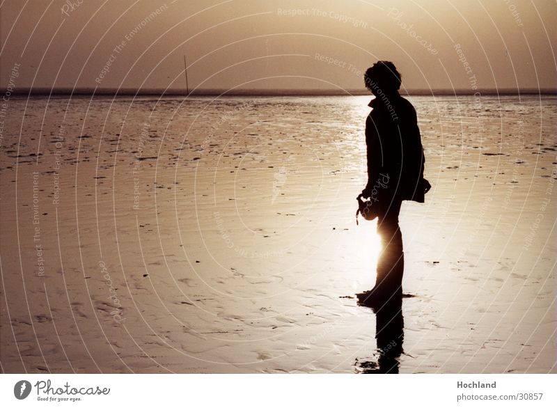 Frau im Watt Husum St. Peter-Ording Gegenlicht Wattwandern Unendlichkeit Wattenmeer Nordsee Sonne Schatten Ferne