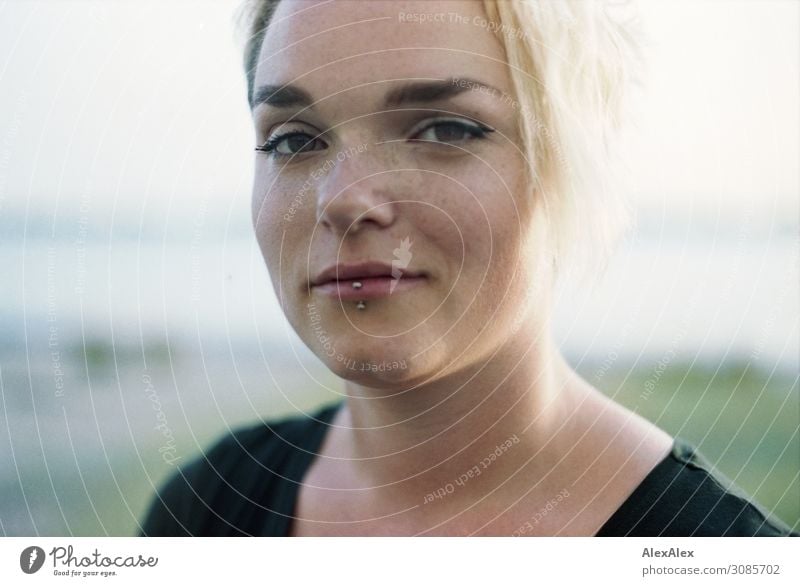 Portrait einer jungen Frau mit Sommersprossen und Grübchen, die suspekt in die Kamera schaut Lifestyle Stil Freude schön Zufriedenheit Junge Frau Jugendliche