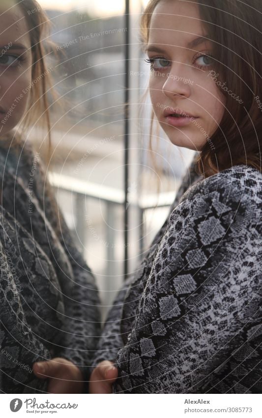 Portrait einer jungen Frau mit Spiegelung Lifestyle Stil schön Junge Frau Jugendliche Gesicht 18-30 Jahre Erwachsene Glasscheibe Spiegelbild Fassade Kleid