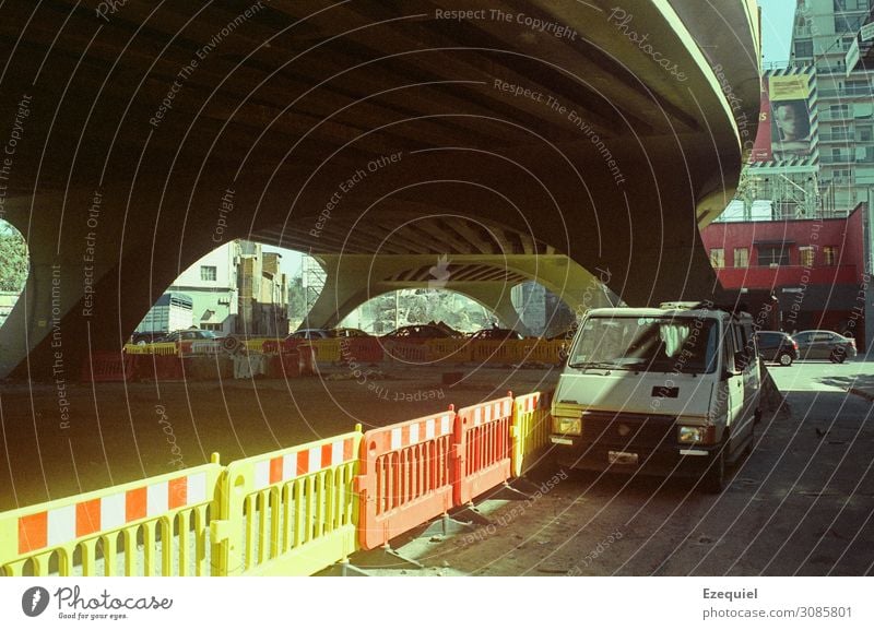 Konstruktion Kunst Stadt Brücke Gebäude Öffentlicher Personennahverkehr Straße Hochstraße Tunnel Fahrzeug PKW Lastwagen Oldtimer Beton Kunststoff planen