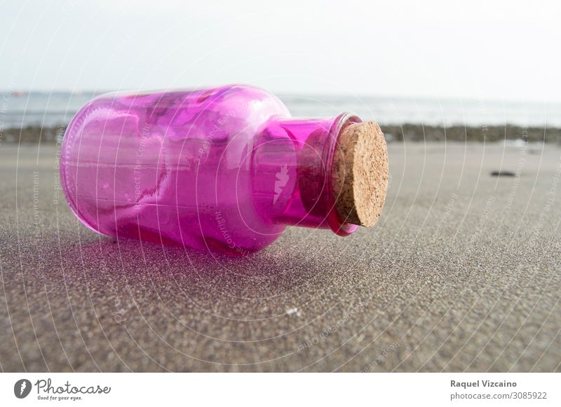 Rosa Glasflasche Sand Sommer Küste Strand Ferien & Urlaub & Reisen braun rosa ruhig Farbfoto Außenaufnahme Textfreiraum rechts Sonnenlicht