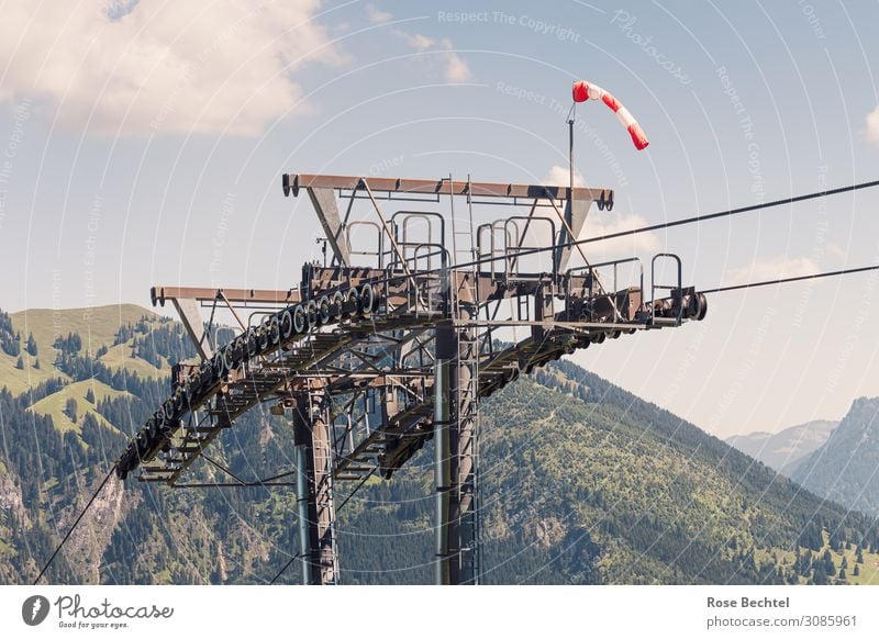 Seilbahnelement Tourismus Ferne Sommer Sommerurlaub Berge u. Gebirge wandern Technik & Technologie Verkehrswege Personenverkehr hoch kalt grau Wind Stahl