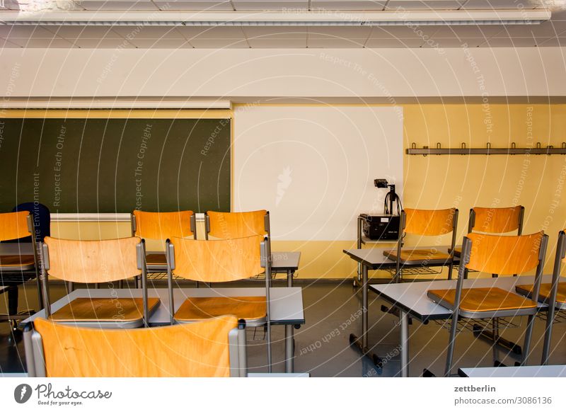 Leerer Klassenraum Bildung Detailaufnahme Licht Menschenleer Schule Schulgebäude Stadt Textfreiraum Raum Innenarchitektur Berufsausbildung Tafel Tisch Stuhl