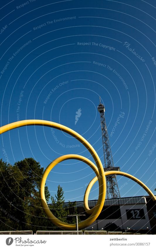 Loop und Funkturm Architektur Bauwerk Berlin Charlottenburg Himmel Himmel (Jenseits) Kunst loop Menschenleer modern Textfreiraum Wahrzeichen Wolkenloser Himmel