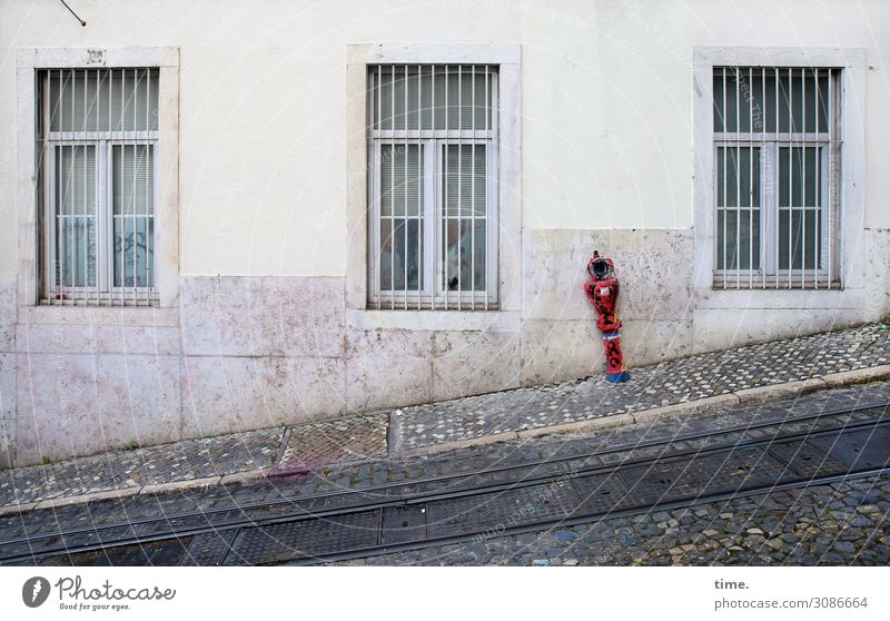 Die Stadtverwaltung hat entschieden | on the road again Lissabon Haus Mauer Wand Fenster Gitter Verkehrswege Straße Bürgersteig Schienenverkehr Gleise Steigung