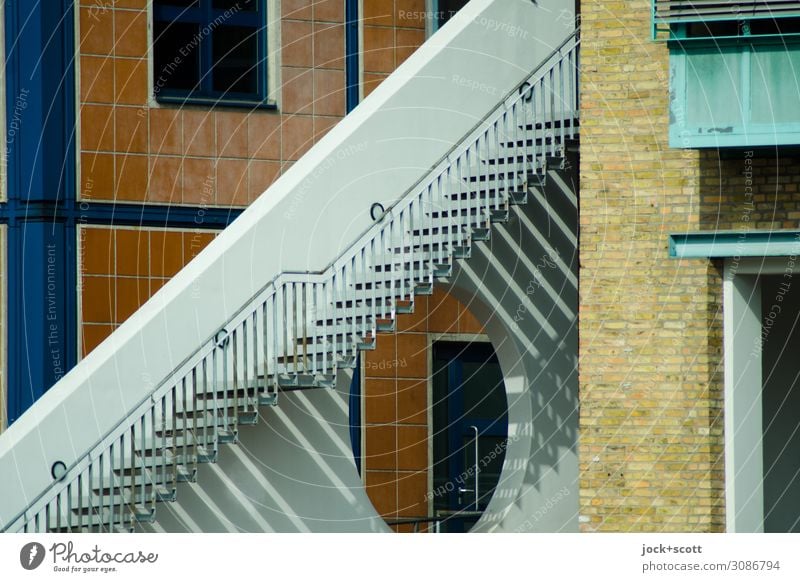 Schattenwerfer Architektur Bürogebäude Treppe Fassade Geländer Linie Streifen eckig modern Stimmung Sicherheit Vergänglichkeit Wege & Pfade Schattenspiel