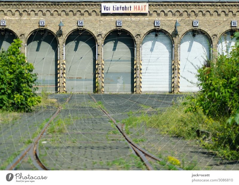 Endhaltestelle lost places Gras Sträucher Pankow Gebäude Tor Gleise Lager Warnschild Ziffern & Zahlen Wort authentisch Wärme Symmetrie Vergänglichkeit