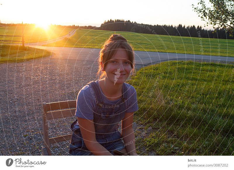 Junge Frau im Gegenlicht feminin Mädchen Jugendliche Freude Glück Fröhlichkeit Zufriedenheit Lebensfreude Abenddämmerung Blick Blick in die Kamera