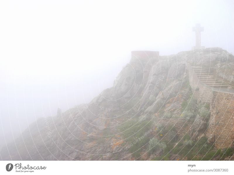 Christliches Kreuz im Nebel auf Berg / Hügel / Klippe Kelten Himmel (Jenseits) Nebelbank Friedhof Irland Bretagne Katholizismus Glaube & Religion