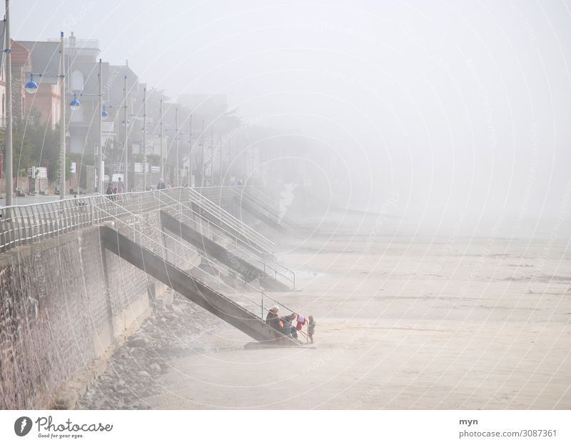 Strand Promenade von Pléneuf-Val-André in der Bretagne im Nebel Côtes-d’Armor Meer Küste Frankreich Ferien & Urlaub & Reisen Atlantik Häuser Treppe Urlauber