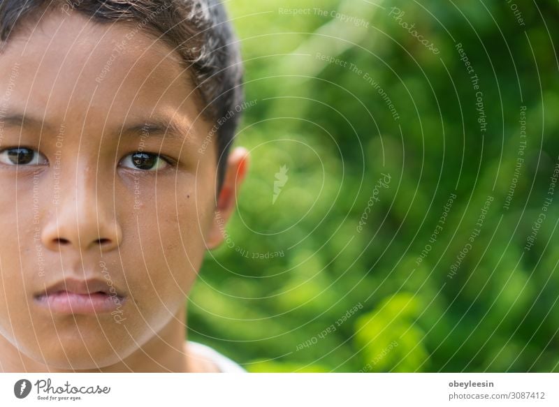 Der junge asiatische Junge bleibt allein und traurig. Kind Schule Schulkind sitzen Traurigkeit weinen Einsamkeit Stress Frustration Gewalt Verlassen beunruhigt