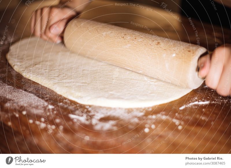 Teig mit einem Nudelholz ausrollen Lebensmittel Teigwaren Backwaren Kuchen Dessert Süßwaren Ernährung Essen Kaffeetrinken Picknick Lifestyle Design