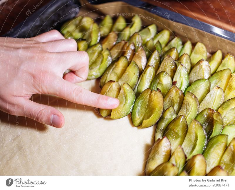 Kuchen mit Zwetschgen belegen Lebensmittel Frucht Teigwaren Backwaren Dessert Süßwaren Pflaume Ernährung Essen Kaffeetrinken Picknick Backblech Lifestyle