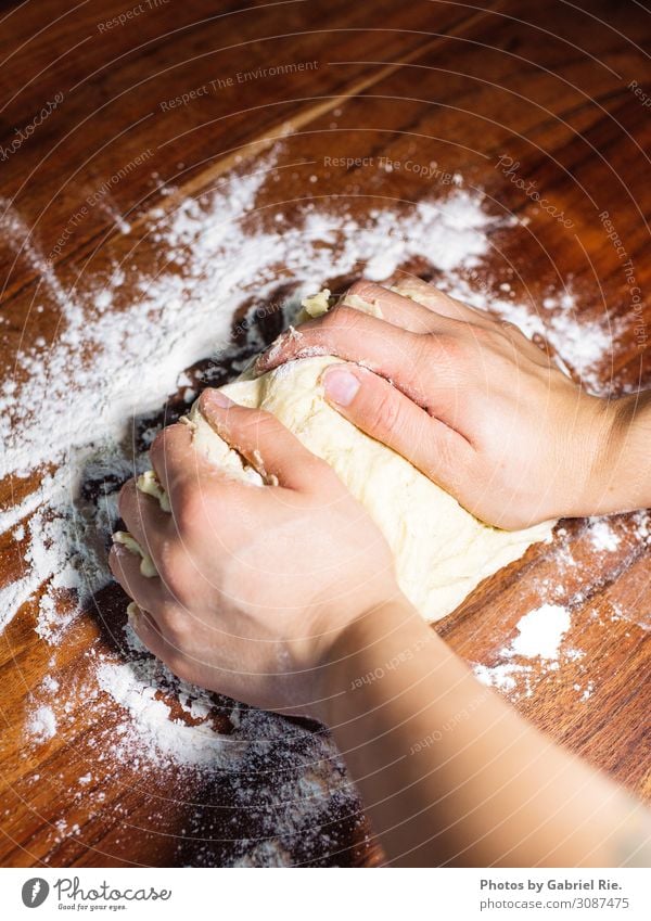 Vorbereitung für einen Zwetschgendatschi Lebensmittel Teigwaren Backwaren Kuchen Dessert Süßwaren Ernährung Kaffeetrinken Picknick Lifestyle Freizeit & Hobby