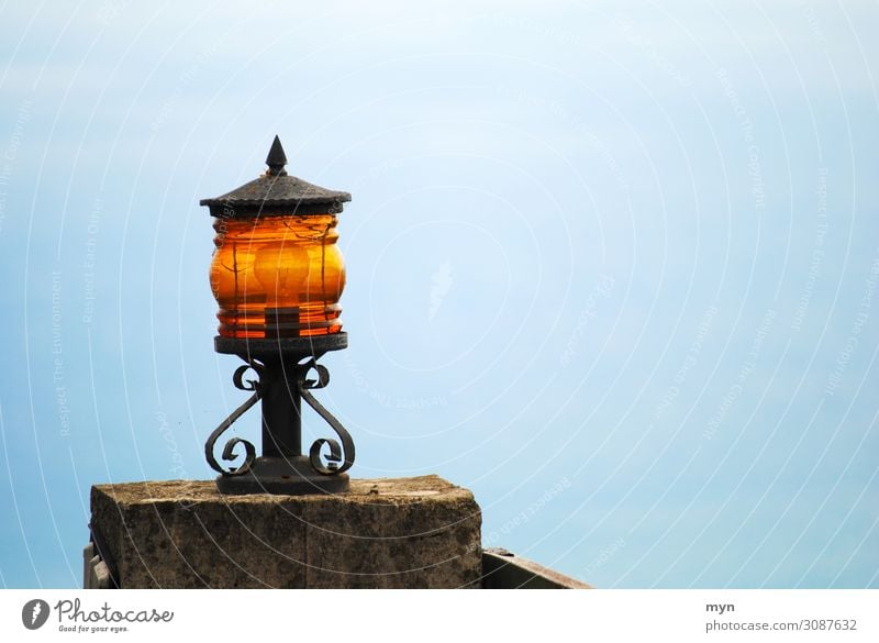 Lampe oder Laterne in einer Hofeinfahrt auf dem Tor vor blauem Himmel auf Madeira Licht Lampenschirm Glühbirne Beleuchtung Einfahrt Straßenbeleuchtung Garten