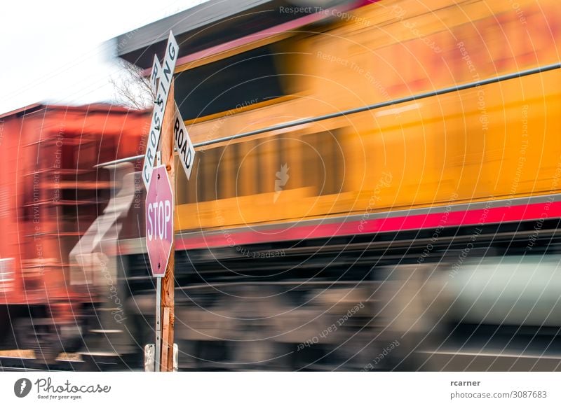 Warten an einem Bahnübergang Ferien & Urlaub & Reisen Industrie Verkehr Verkehrswege Bahnfahren Straße Straßenkreuzung Wegkreuzung Verkehrszeichen