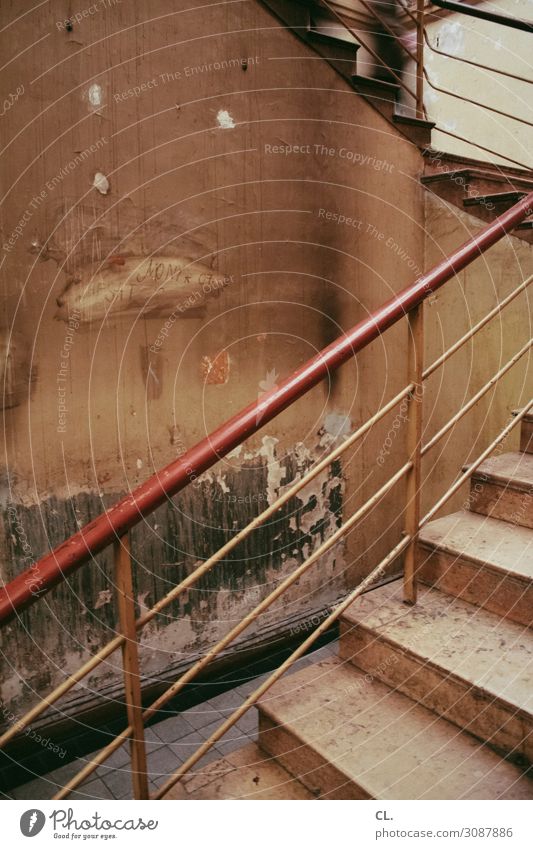 / Architektur Mauer Wand Treppe alt ästhetisch authentisch dreckig historisch Verfall Wandel & Veränderung Wege & Pfade aufwärts Treppengeländer Geländer