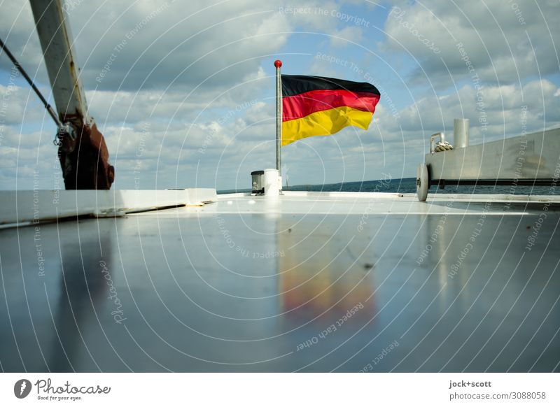 Schwarz Rot Gold im Wind auf der Müritz Ausflug Deutsche Flagge Wolken Bootsfahrt glänzend maritim Horizont Ferien & Urlaub & Reisen flattern Neigung Schiffsbug