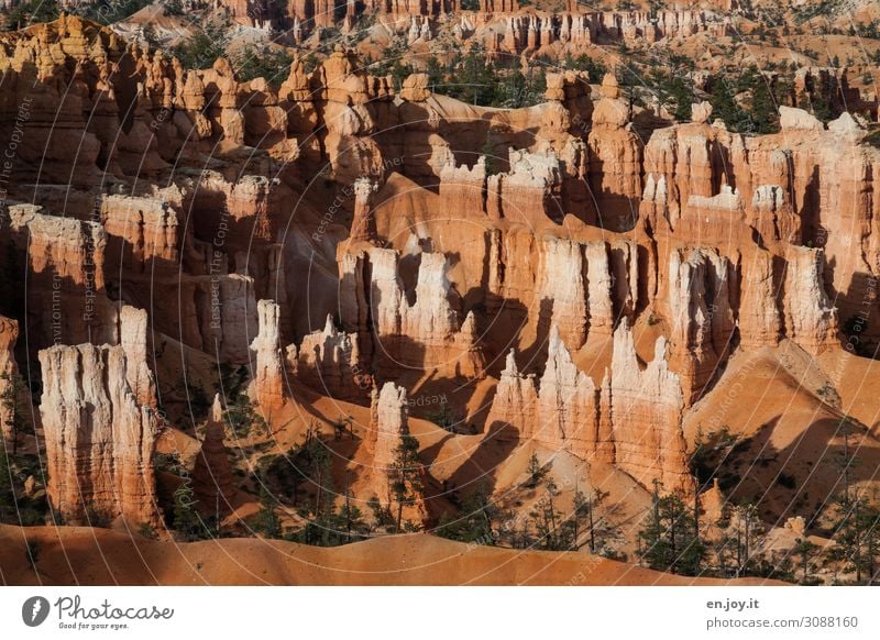 Wanderwege durch erodierte Felsformationen Abenteuer Weitwinkel Park Wüste Tourismus Erosion Hoodoos Gesteinsformationen orange Stein Himmel Landschaft