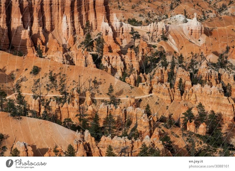 Wanderwege durch erodierte Felsformationen Abenteuer Weitwinkel Park Wüste Tourismus Erosion Hoodoos Gesteinsformationen orange Stein Himmel Landschaft