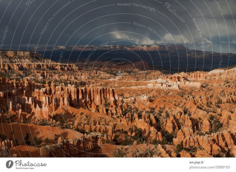 Wanderwege durch erodierte Felsformationen Abenteuer Weitwinkel Park Wüste Tourismus Erosion Hoodoos Gesteinsformationen orange Stein Himmel Landschaft