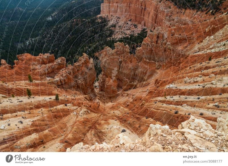 Erodierte Felsformationen steil am Abgrund Abenteuer Weitwinkel Park Wüste Tourismus Erosion Hoodoos Gesteinsformationen orange Stein Himmel Landschaft