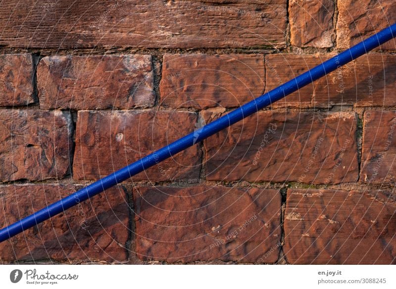 Blaues Geländer an Backsteinwand Handlauf Mauer Wand Licht Schatten Alt Teilansicht Industriegebäude Fugen