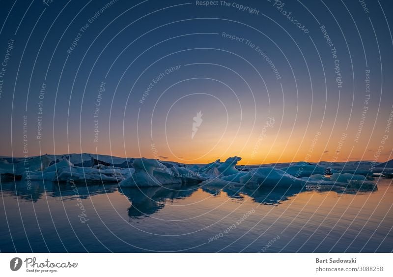 Schmelzende Eisberge bei Dämmerung exotisch schön Expedition Sonne Meer Winter Winterurlaub Natur Landschaft Wasser Himmel Klimawandel Frost Gletscher entdecken