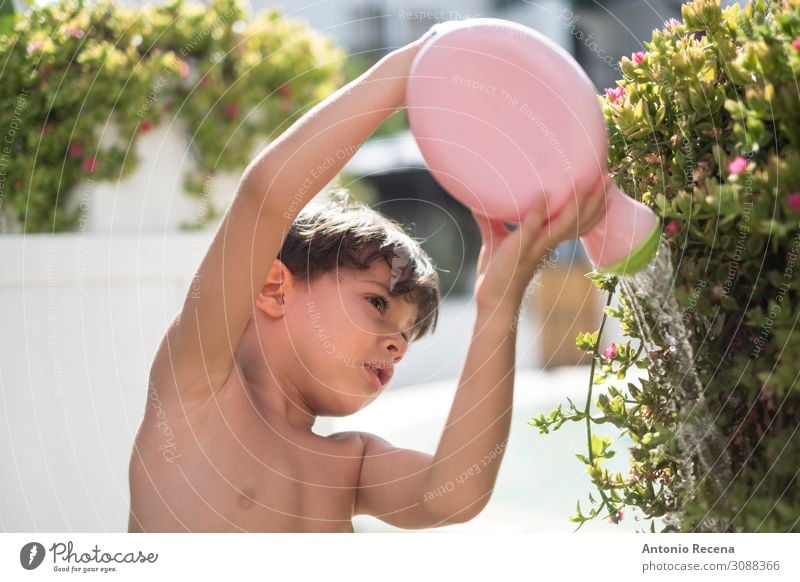 Kind gießt Blumen im Garten Topf Lifestyle Sommer Mensch Kindheit Pflanze Spielplatz Dose frisch klein anstrengen Konzentration Bewässerung 3s drei Jahre od