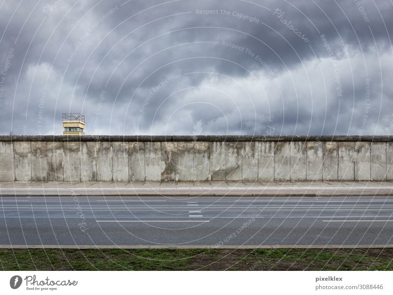 Berliner Mauer mit Wachturm Berlin-Mitte Deutschland Europa Stadt Hauptstadt Menschenleer Turm Bauwerk Gebäude Wand Sehenswürdigkeit Wahrzeichen Denkmal Beton