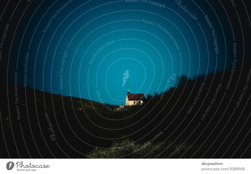 Kapelle auf dem Berg. Blauer Himmel und ringsherum Wald und Büsche. Freude Ausflug Sommer Haus Umwelt Schönes Wetter Hügel Bayern Deutschland Menschenleer