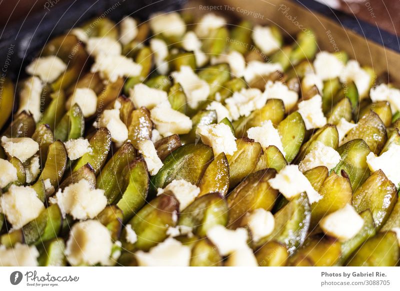 Selbstgemachter Zwetschgendatschi mit Streuseln Lebensmittel Frucht Kuchen Dessert Süßwaren Pflaume Zuckerstreusel Ernährung Kaffeetrinken Picknick Backblech