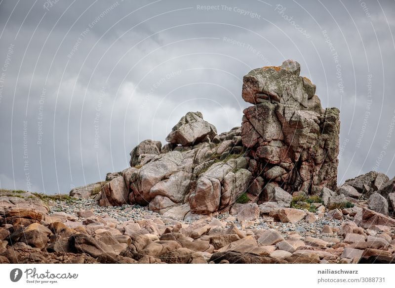 Bretonische Küste und Strand mit Granitfelsen an der Cote de Granit Rose - Rosa Granitküste Bretagne breton bretonisch Frankreich Europa Côte de Granitrose