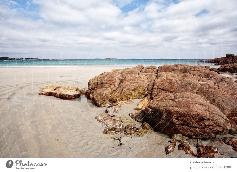 Bretonische Küste und Strand mit Granitfelsen an der Cote de Granit Rose - Rosa Granitküste Bretagne breton bretonisch Frankreich Europa Côte de Granitrose