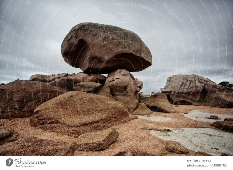 Bretonische Küste und Strand mit Granitfelsen an der Cote de Granit Rose - Rosa Granitküste Bretagne breton bretonisch Frankreich Europa Côte de Granitrose