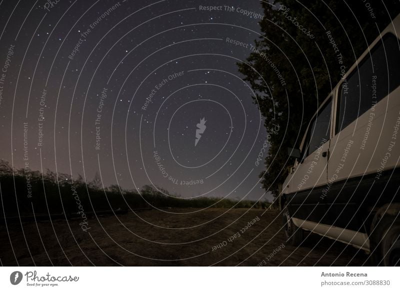 altes Fahrzeugbild in der Sommernacht Natur Landschaft Himmel Baum Verkehr PKW dunkel lange Belichtungszeit Verlassen Dunkelheit parken gebrochen