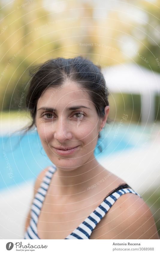 Echtes Frauenportrait mit Blick auf die Kamera Garten Mensch Erwachsene brünett Lächeln authentisch Menschen grinsend 40s 30s Kaukasier echte Menschen