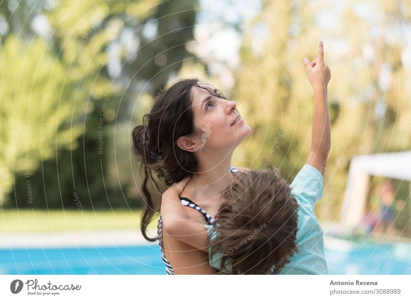 Junge mit seiner Mutter im Sommertag zu Hause im Garten. Lifestyle Glück Muttertag Kind Mensch Frau Erwachsene Eltern Familie & Verwandtschaft Kindheit Finger