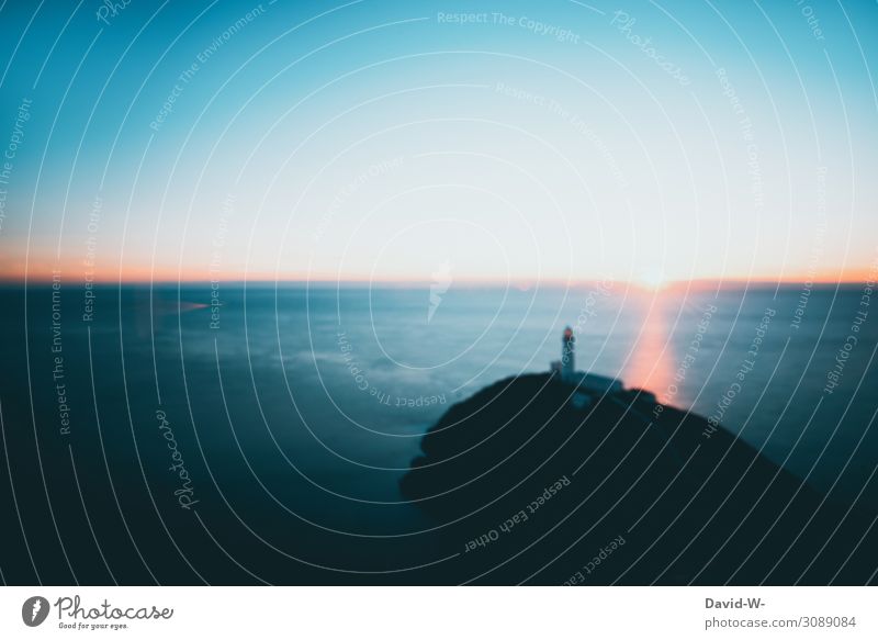 verträumt - ein Leuchtturm und die untergehende Sonne am Horizont starke Tiefenschärfe Unschärfe unscharf verschwommener hintergrund Träumen Traum Meer Ozean