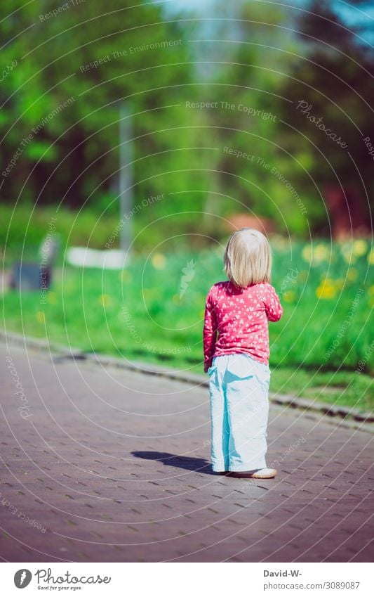 verlaufen - Kind steht alleine auf der Straße Mädchen stehen Einsam Außenaufnahme Kindheit Sommer Mensch Farbfoto Kleinkind Angst Panik anonym klein 1-3 Jahre