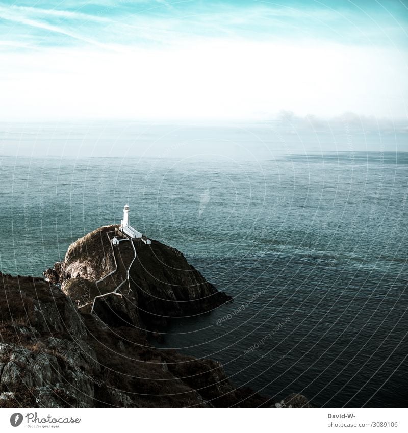 Leuchtturm in der Ferne auf den Klippen im Ozean Meer Landschaft beeindruckend Insel Felsen Ferien & Urlaub & Reisen Küste